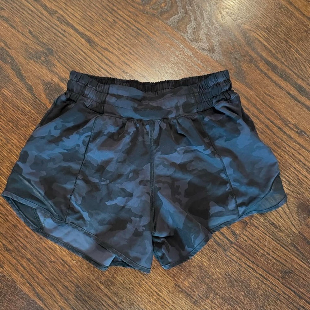 Size 4, cans mid rise Lulu shorts
